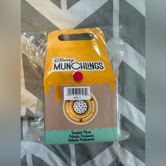 Disney Munchlings Mystery Scented Plush–Baked Treats–Micro 4 3/4'' (NWT) Sealed - Picture 6 of 8